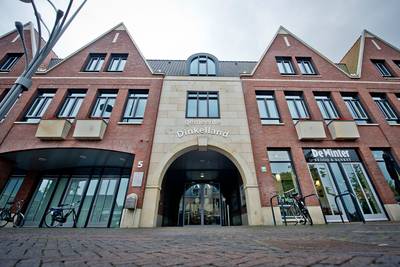 Scootmobielrijder uit Enschede rijdt tegen toegangsdeur gemeentehuis Denekamp