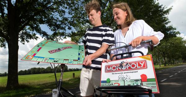 Jonge Achterhoekers fietsen langs alle straten van Monopoly: 'Vliegvakantie is toch helemaal niet no