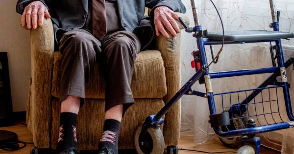 Getrouwde doktersassistente (54) raakt baan kwijt door 'relatie' met patiënt (85) met doodswens - AD