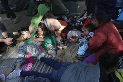 Vluchtelingen uit karavaan uitgejoeld in Mexicaanse grensstad