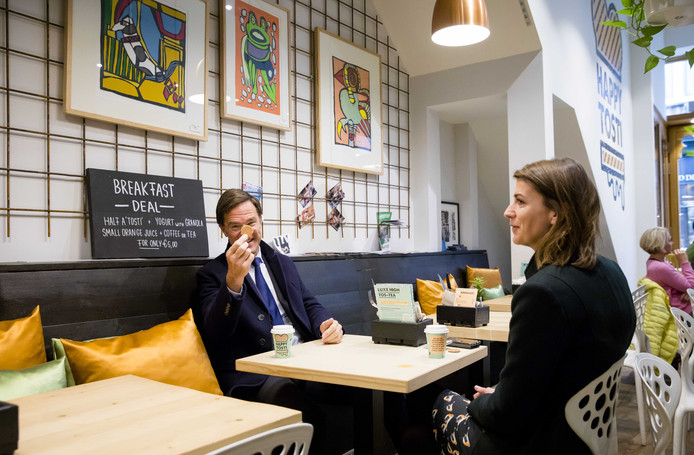 Premier Mark Rutte drinkt samen met zijn politieke assistent Caroline Hermans een kop koffie bij Happy Tosti, voor aanvang van het debat in de Tweede Kamer over de regeringsverklaring. Foto: Bart Maat