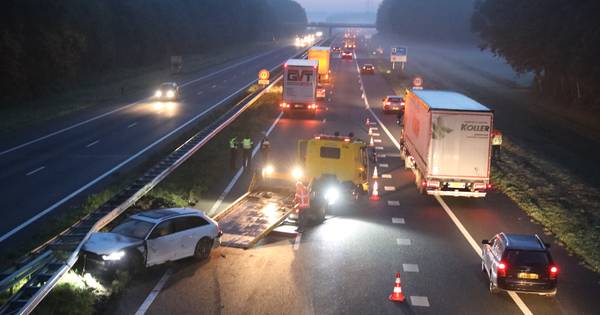 Auto total loss door ongeluk met vrachtwagen op A18 bij Didam.