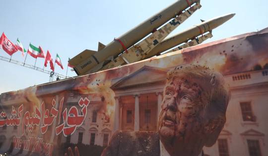 Nieuwe banner in Teheran toont bebloede Trump: ‘We zullen je doden’ • VS ontkennen vernieling Amerikaanse F-35’s in Jordanië