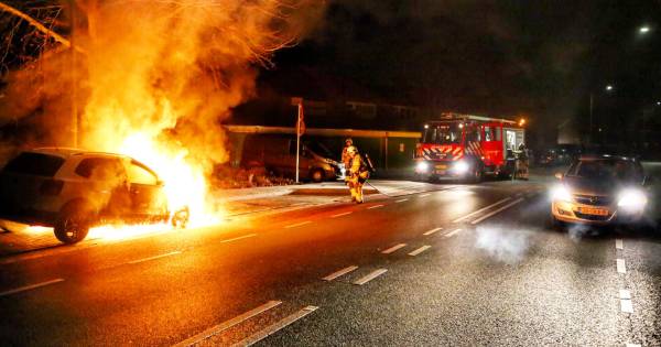 Auto in brand aan Waterstraat in Velp