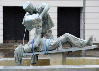 Docent demonstreert effect van marteling in de klas