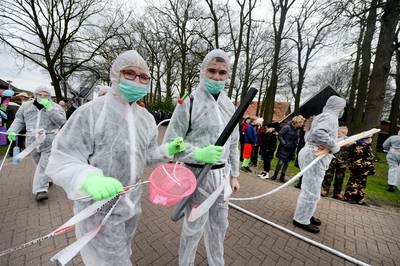 Optocht in Beuningen: helft van het dorp doet mee, andere helft kijkt toe