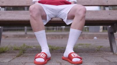 Diehard Febo-fan krijgt rode badslippers