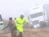 Hulpverleners ontsnappen nipt aan dood door vrachtwagen