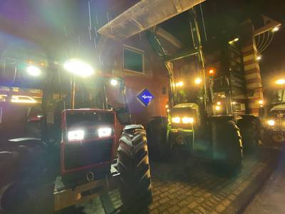 Boeren protesteren met tractoren bij politiebureau na arrestatie collega