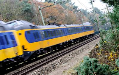 Vallende herfstbladeren hinderen treinen en NS steeds minder