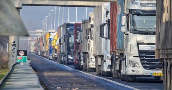 Ongeluk met vrachtwagen op A58 zorgt voor file bij knooppunt Galder