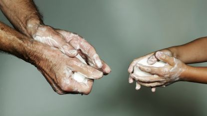“Loop niet met natte handen rond”: ziekenhuishygiënist vertelt hoe je je handen het best droogt