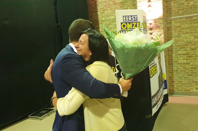 Dries Van Langenhove bedankt zijn moeder tijdens toespraak in thuisbasis: "Veel moeilijke ...