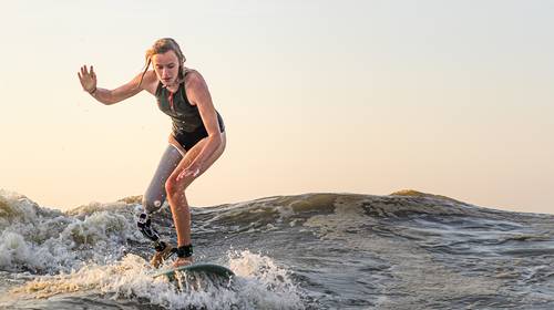Been geamputeerd, maar vier maanden later staat Sam (18) alweer op haar surfplank