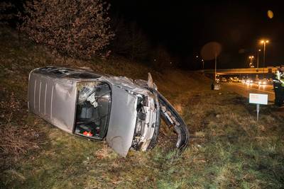 Auto belandt in berm A50, bestuurder bekneld en gewond