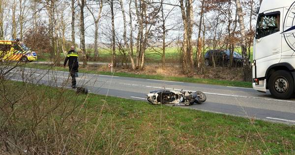 Ernstige aanrijding tussen scooter en auto in Glane