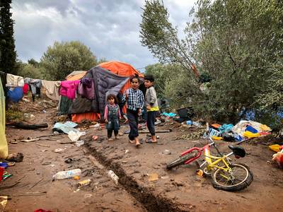 Nick helpt vluchtelingen in overbevolkt kamp op Samos