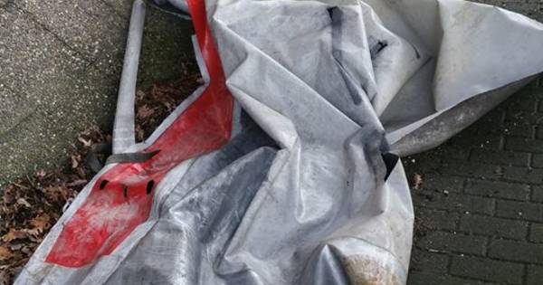 Van viaduct gegooide buis vernielt auto op A18, bestuurder komt met schrik vrij