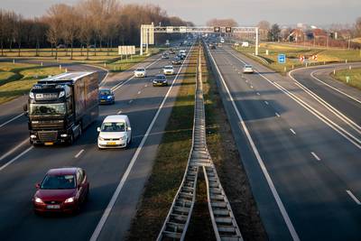 Snelheidsduivel wil in andere auto verder rijden na inname rijbewijs