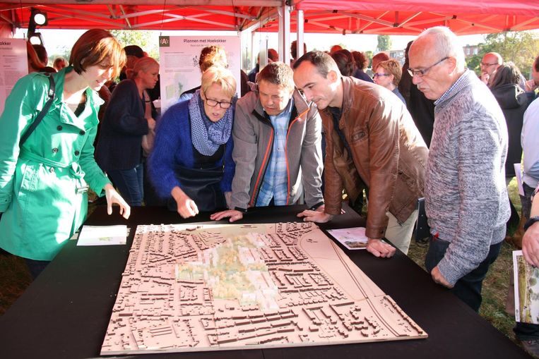 Al van bij de voorstelling van de plannen kwam er meteen protest van de buurtbewoners die zich groepeerden in het Buurtcomité Hoekakker.