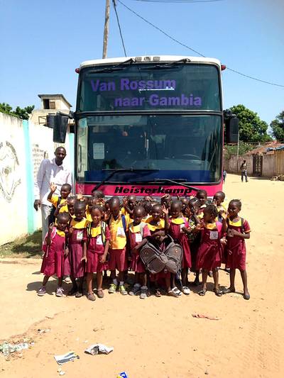 Rossumers rijden voor het goede doel in een oude schoolbus naar Sierra Leone