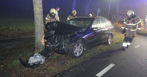 Drie gewonden bij botsing tegen boom in Helvoirt.