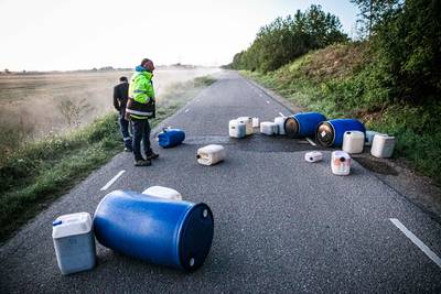 Chemisch drugsafval uit gedumpte vaten gelekt op twee plekken in Elst; berm moet worden afgegraven