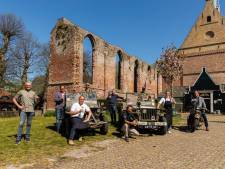 Horecabazen vieren de vrijheid en brengen 900 maaltijden met oude jeeps