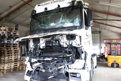 Gewonde en zware schade na aanrijding tussen twee vrachtwagens