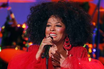 Diana Ross (73) gaat swingend uit haar dak in homobar