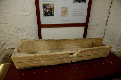 Doodskist van 800 jaar zwaar beschadigd nadat gezin foto wilde maken