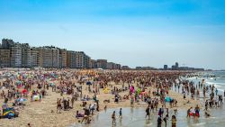 Man die foto’s maakte van naakt kind op strand Oostende blijft aangehouden