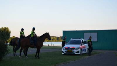 Vechtende jongeren bij Rijkerswoerdse Plassen, politie te paard grijpt in
