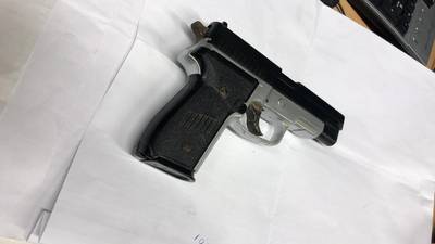 Man met pistool en messen in auto opgepakt in Beek