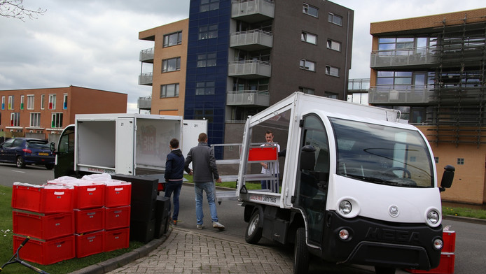 Bezorgwagen Picnic Supermarkt zakt door hoeven ...