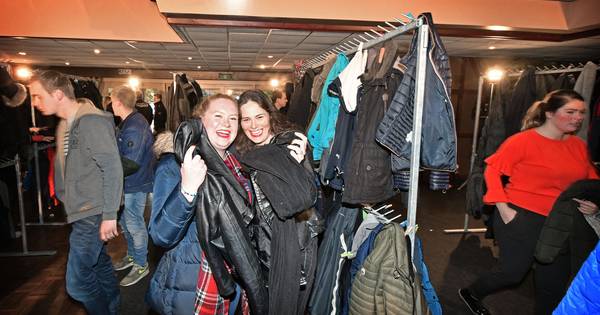 Zoeken naar juiste jas na chaotische avond in garderobe Twentse Piraten Party