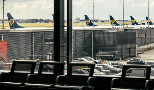 Reizigers in Charleroi morren terwijl staking blijft duren: ‘Ik heb geen geld, dus slapen we hier. Dit is een vreselijke ervaring’