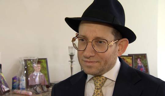 Moshe Friedman beschuldigt besnijders van seksueel misbruik en stapt naar rechter: ‘Een afschuwelijke praktijk’