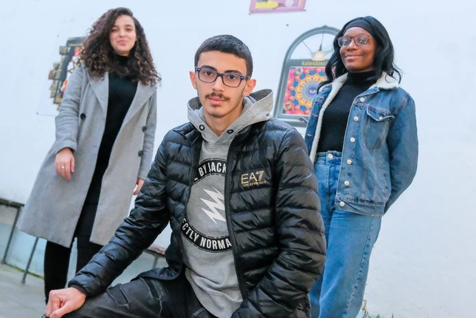 Jongeren maken digital stories over lockdown. Vlnr: Samia Len Hafide (15), Sarkis Hakobyan (15) en Ine Manassee (16).