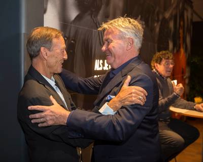 Van Praag en Neeskens gaan met elkaar  in gesprek over oud conflict