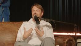 Regi blikt terug op Regi's World in podcast Flashback