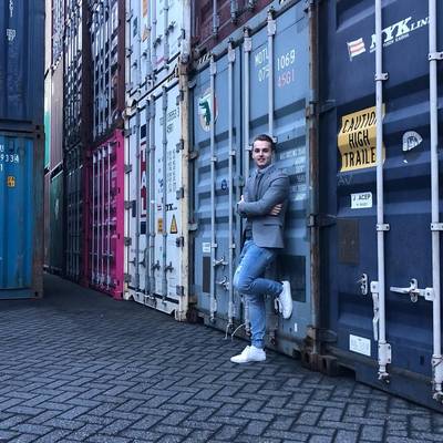 Arjan (22) tovert containers om tot woningen