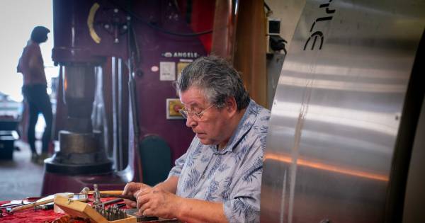 Graveerder van kampioensschalen KNVB te bewonderen in Andelst