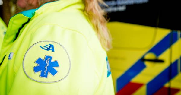 Medewerkers ambulance bekogeld met appels en aardappels. ‘Van zeven hoog komt dat hard aan'.
