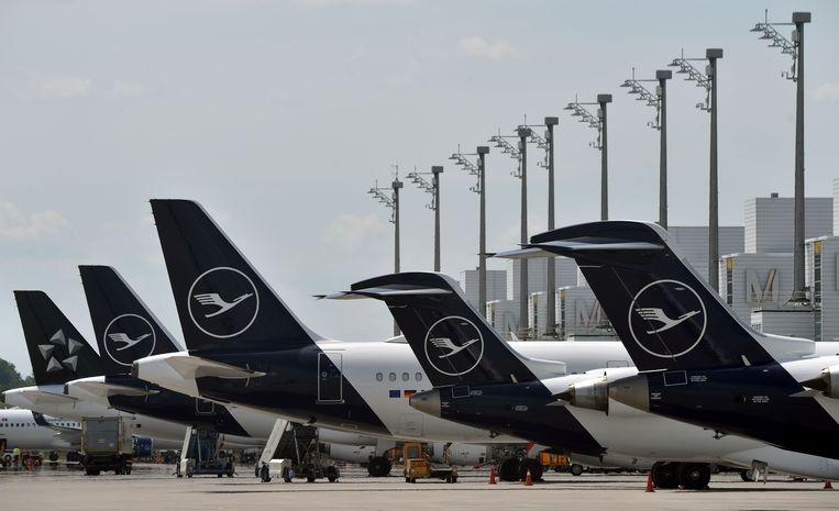 Vliegtuigen van Lufthansa staan geparkeerd.