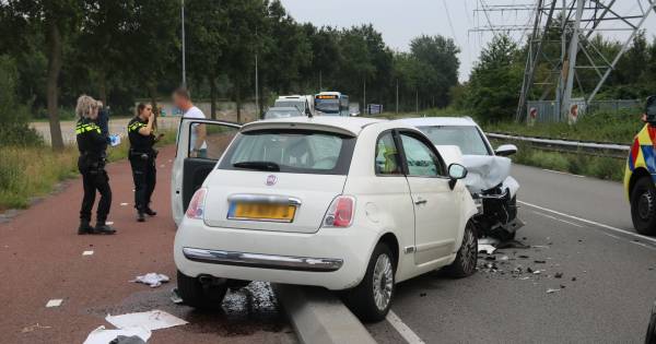 Frontale botsing in Harderwijk: één bestuurder met spoed afgevoerd.