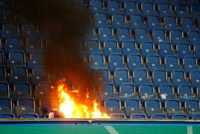Duel tussen Hansa Rostock en Hertha tijdelijk gestaakt door brand op tribune