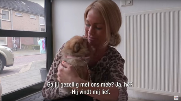 Realityster Barbie met haar nieuwe dwergkeeshond.