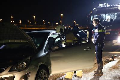 Auto brandt op landweg bij A2: eigenaar nergens te bekennen