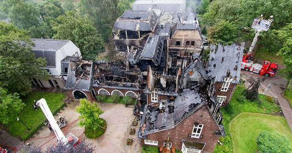 Begin sloop vernield gemeentehuis Waalre | Binnenland | AD.nl